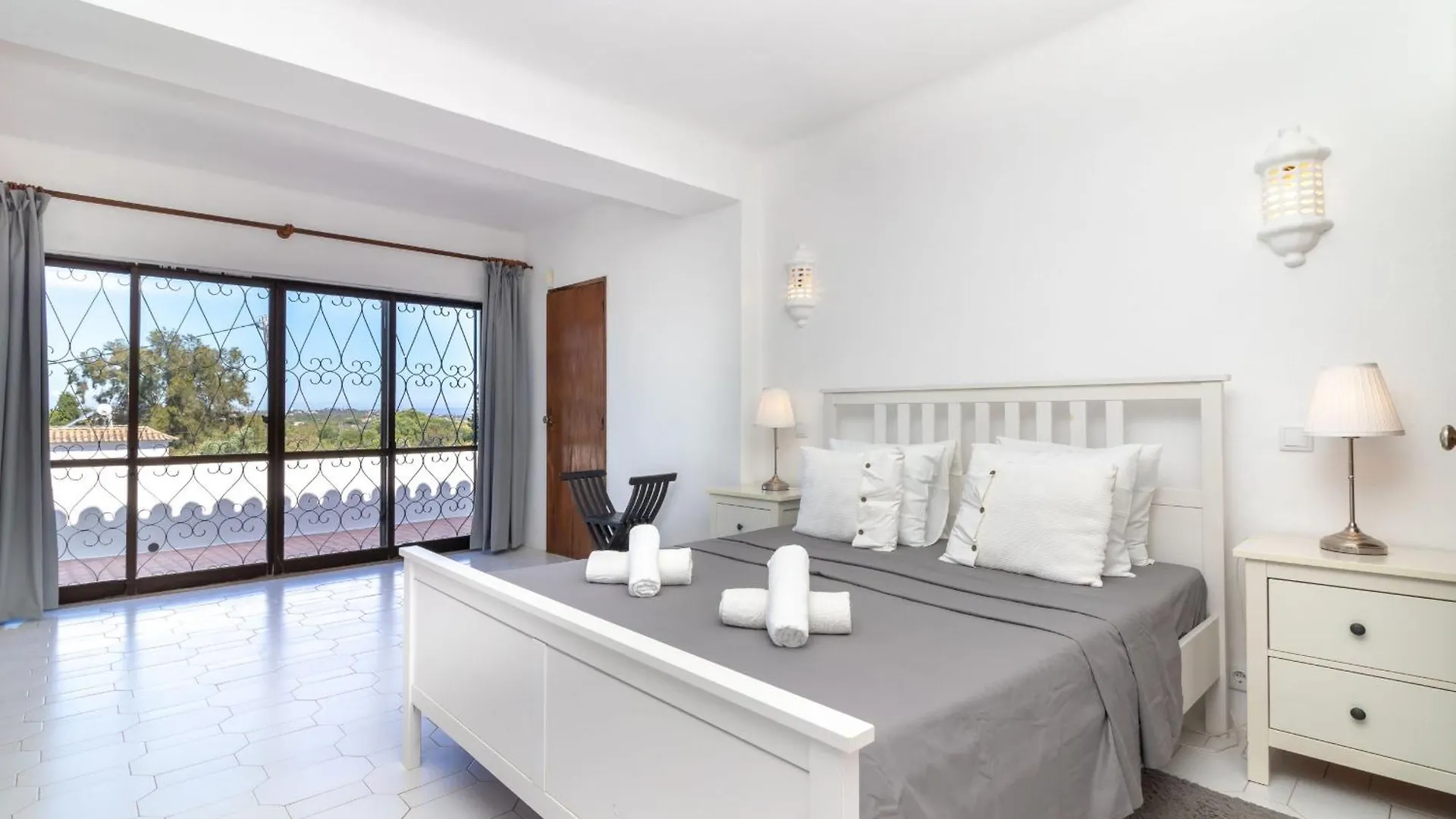 4 Bed Villa, Pool & Tennis Court In Carvoeiro Carvoeiro  Carvoeiro (Lagoa)
