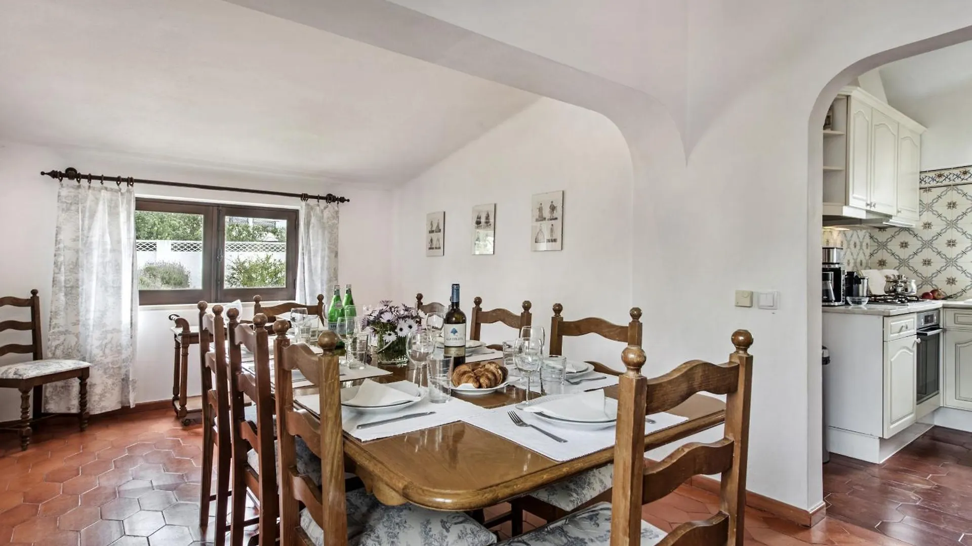 4 Bed Villa, Pool & Tennis Court In Carvoeiro Carvoeiro  Villa