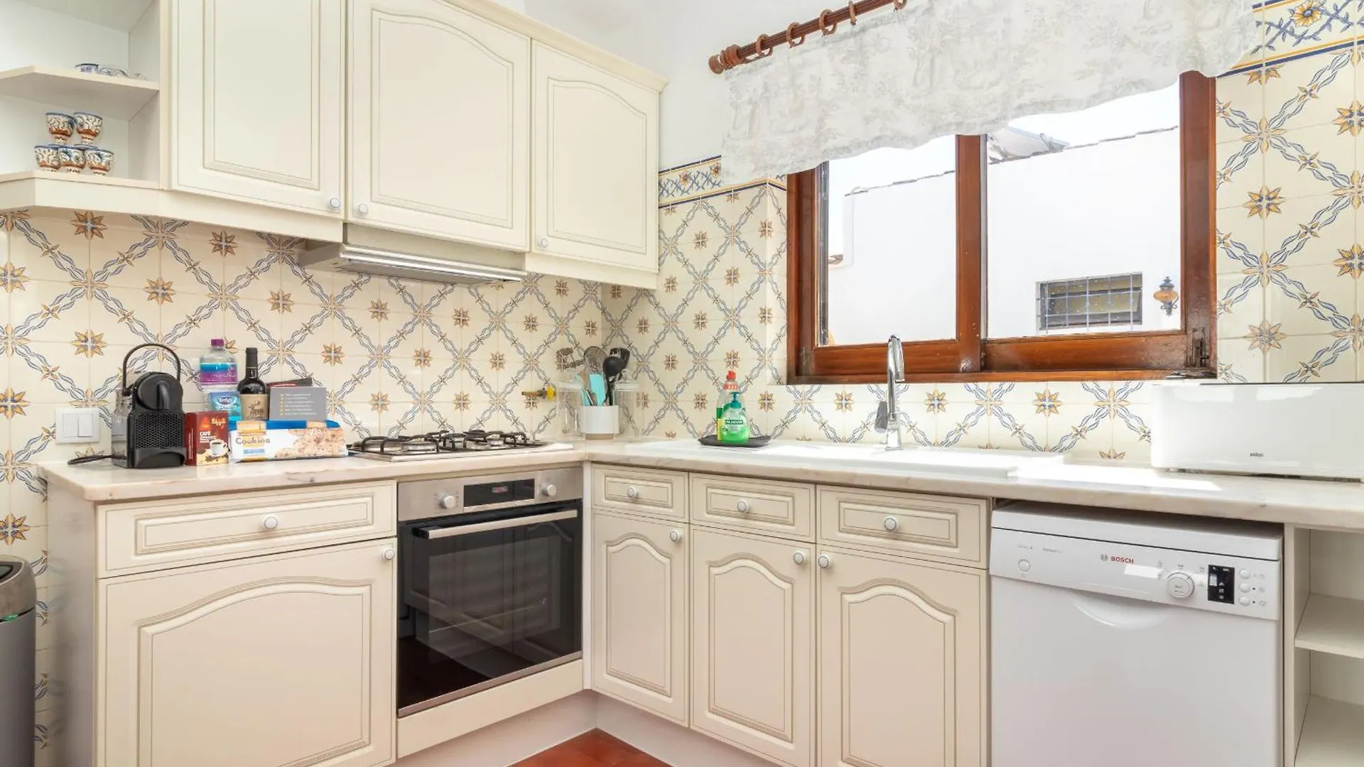 Villa 4 Bed Villa, Pool & Tennis Court In Carvoeiro Carvoeiro  Portugal