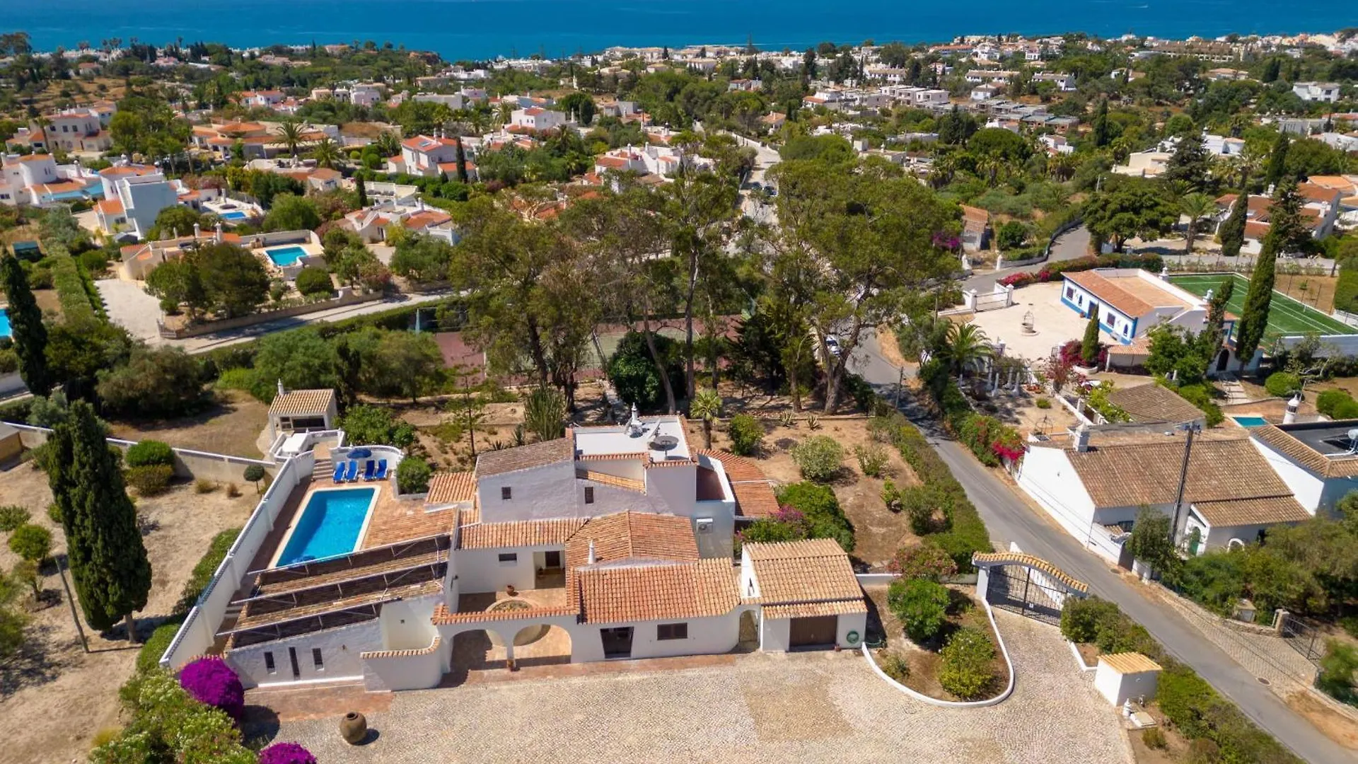 4 Bed Villa, Pool & Tennis Court In Carvoeiro Carvoeiro  Portugal