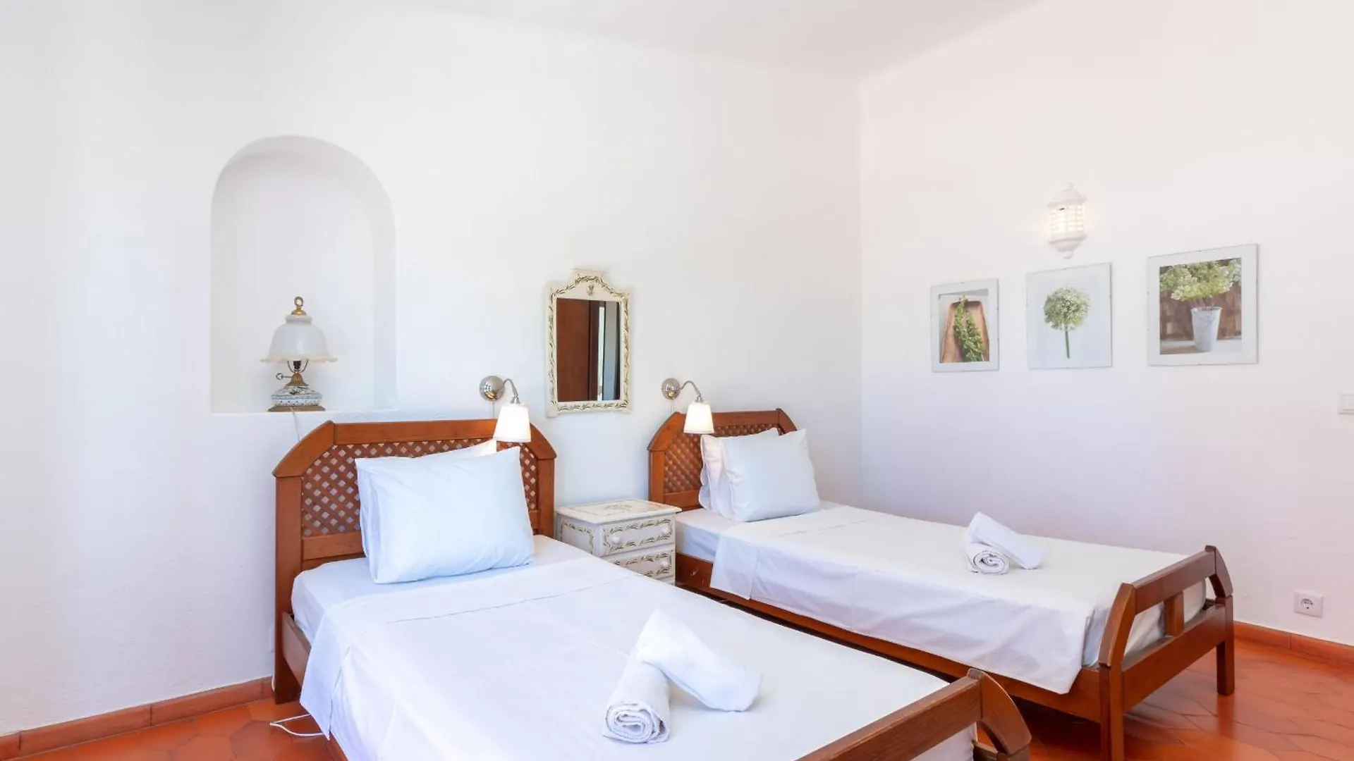 4 Bed Villa, Pool & Tennis Court In Carvoeiro Carvoeiro  Villa Carvoeiro (Lagoa)