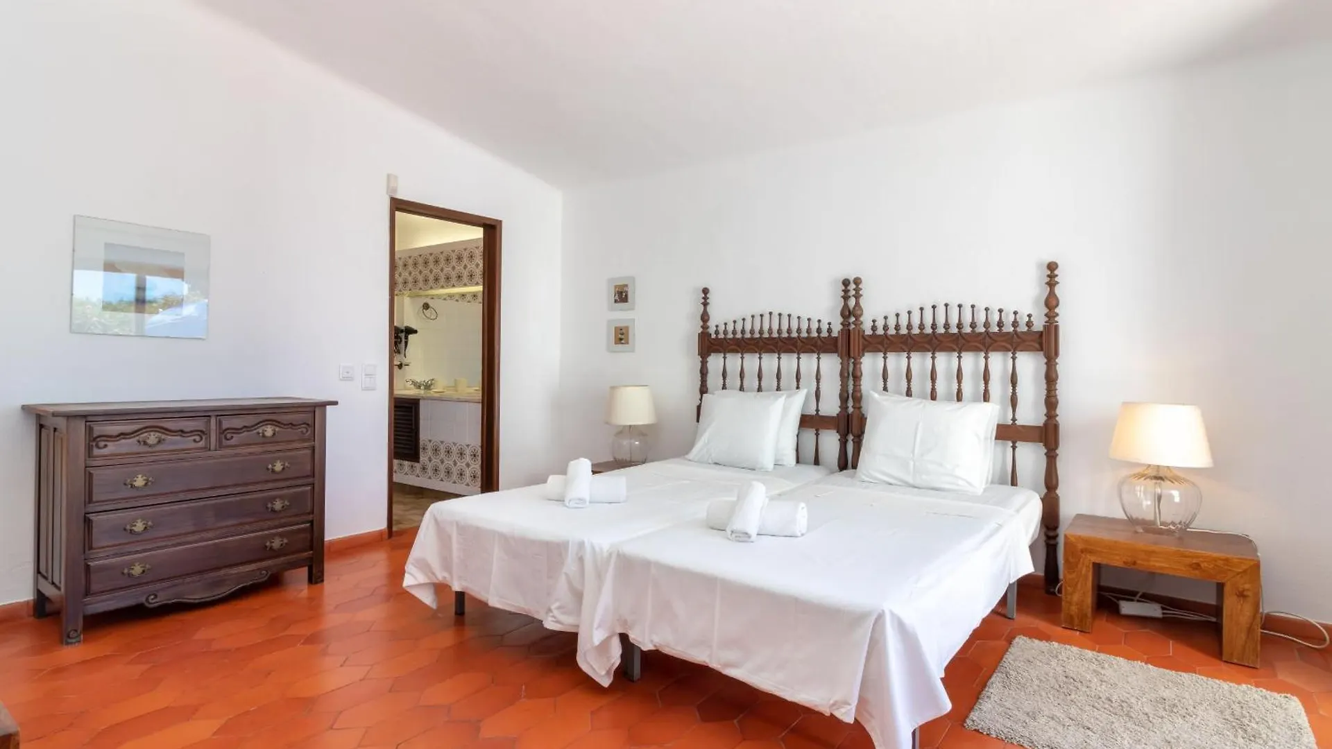 4 Bed Villa, Pool & Tennis Court In Carvoeiro Carvoeiro  Villa