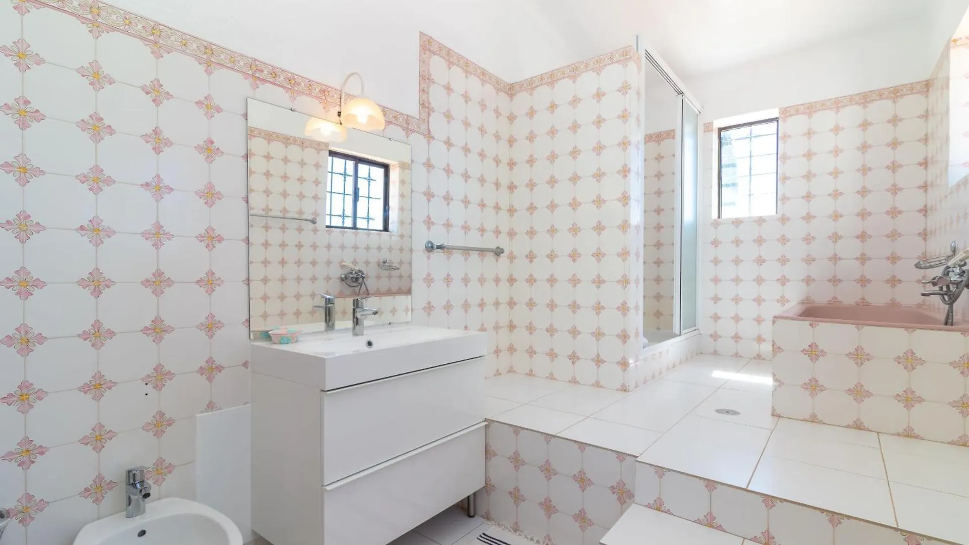 4 Bed Villa, Pool & Tennis Court In Carvoeiro Carvoeiro  Villa
