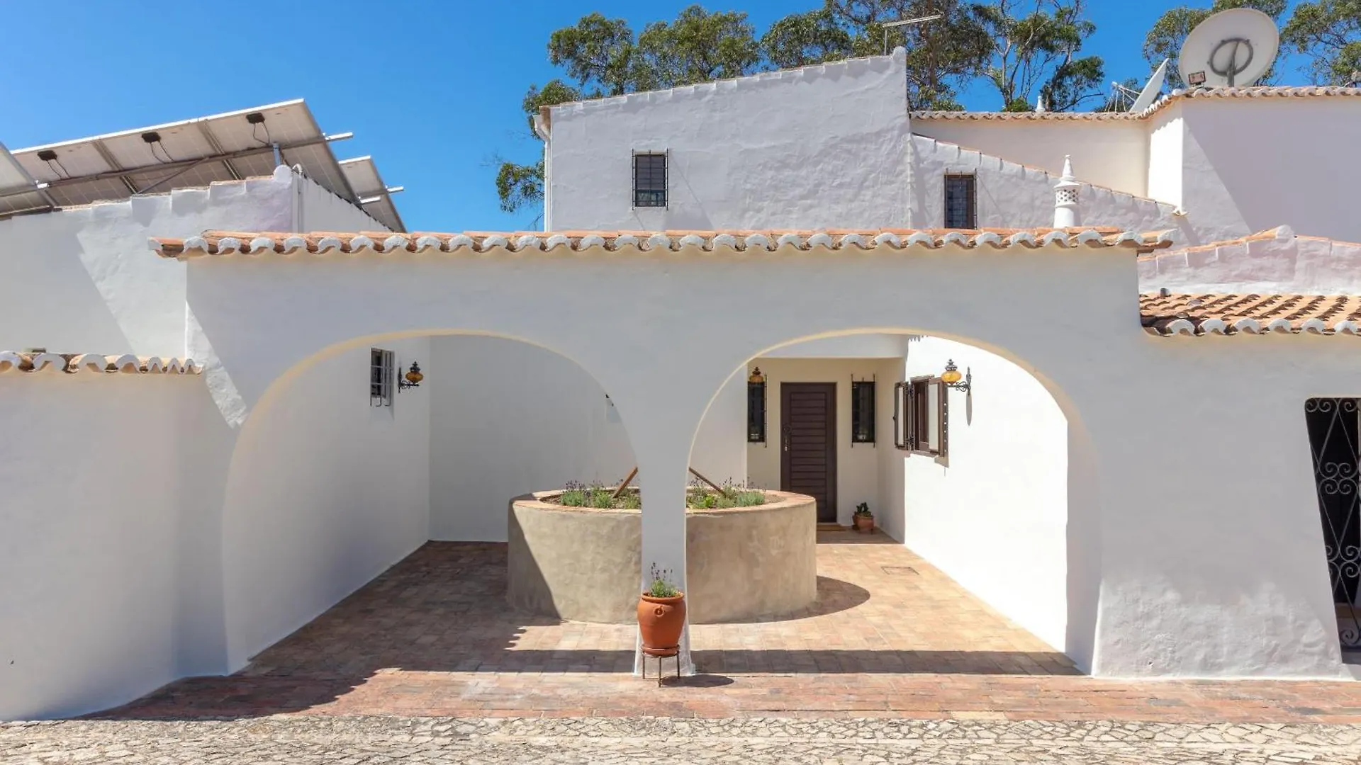 Villa 4 Bed Villa, Pool & Tennis Court In Carvoeiro Carvoeiro