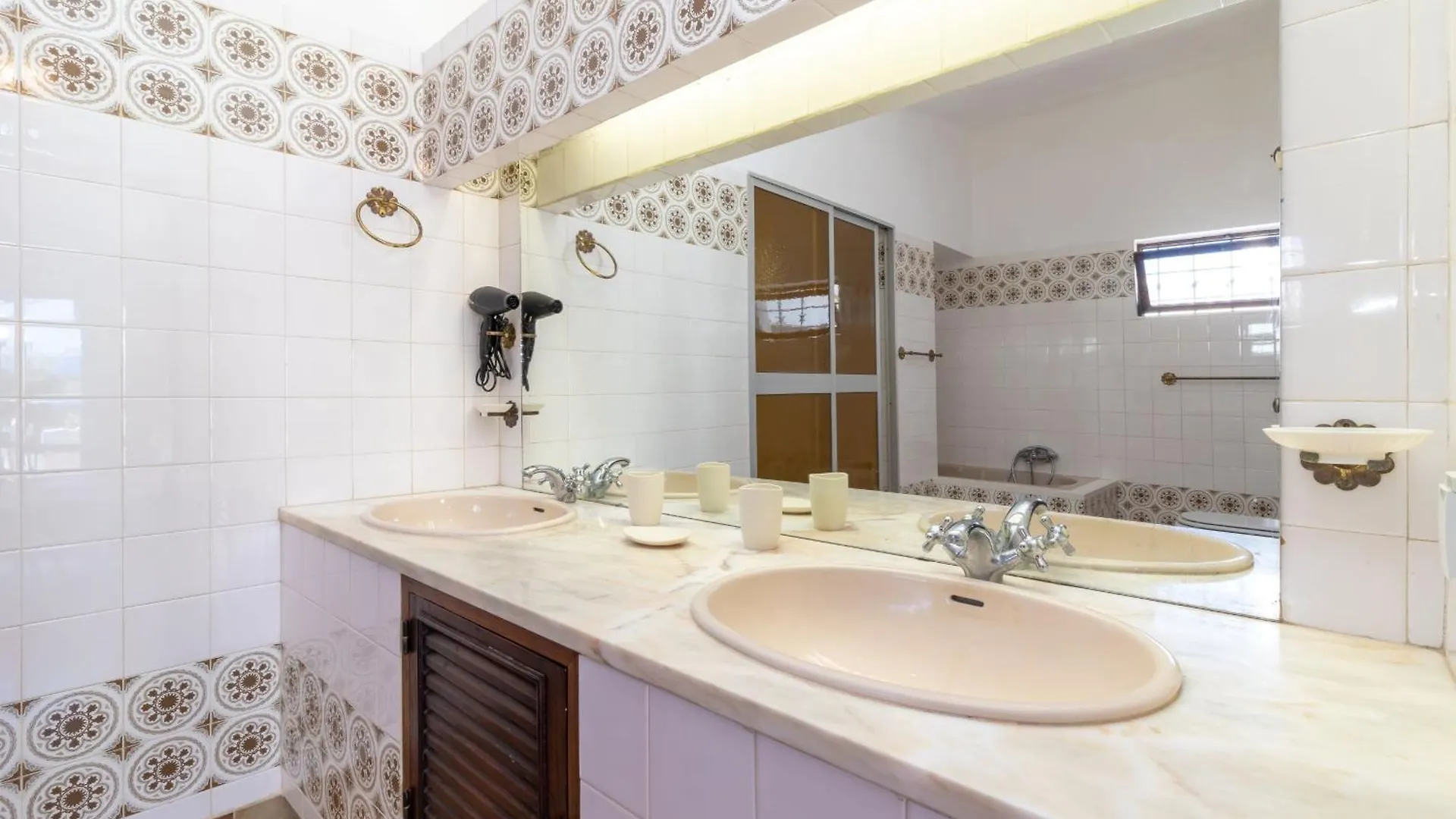 Villa 4 Bed Villa, Pool & Tennis Court In Carvoeiro Carvoeiro