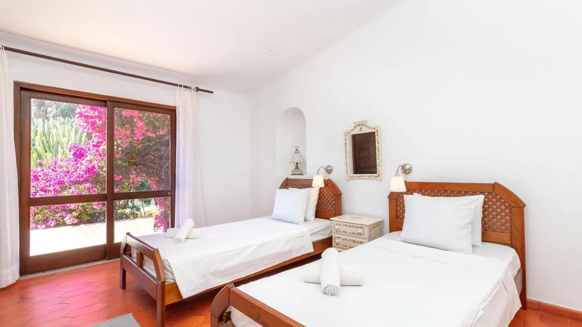 4 Bed Villa, Pool & Tennis Court In Carvoeiro Carvoeiro  0*, Carvoeiro (Lagoa) Portugal