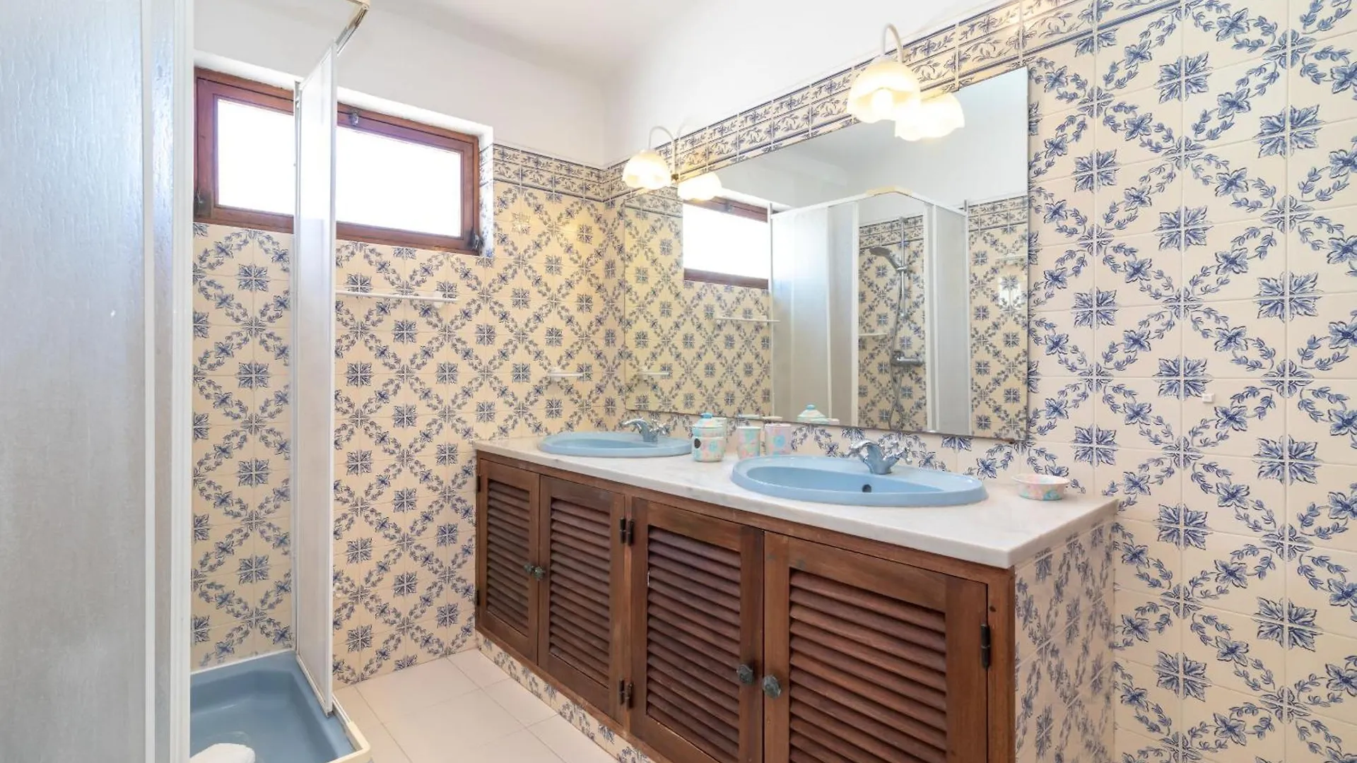 4 Bed Villa, Pool & Tennis Court In Carvoeiro Carvoeiro  0*, Carvoeiro (Lagoa)