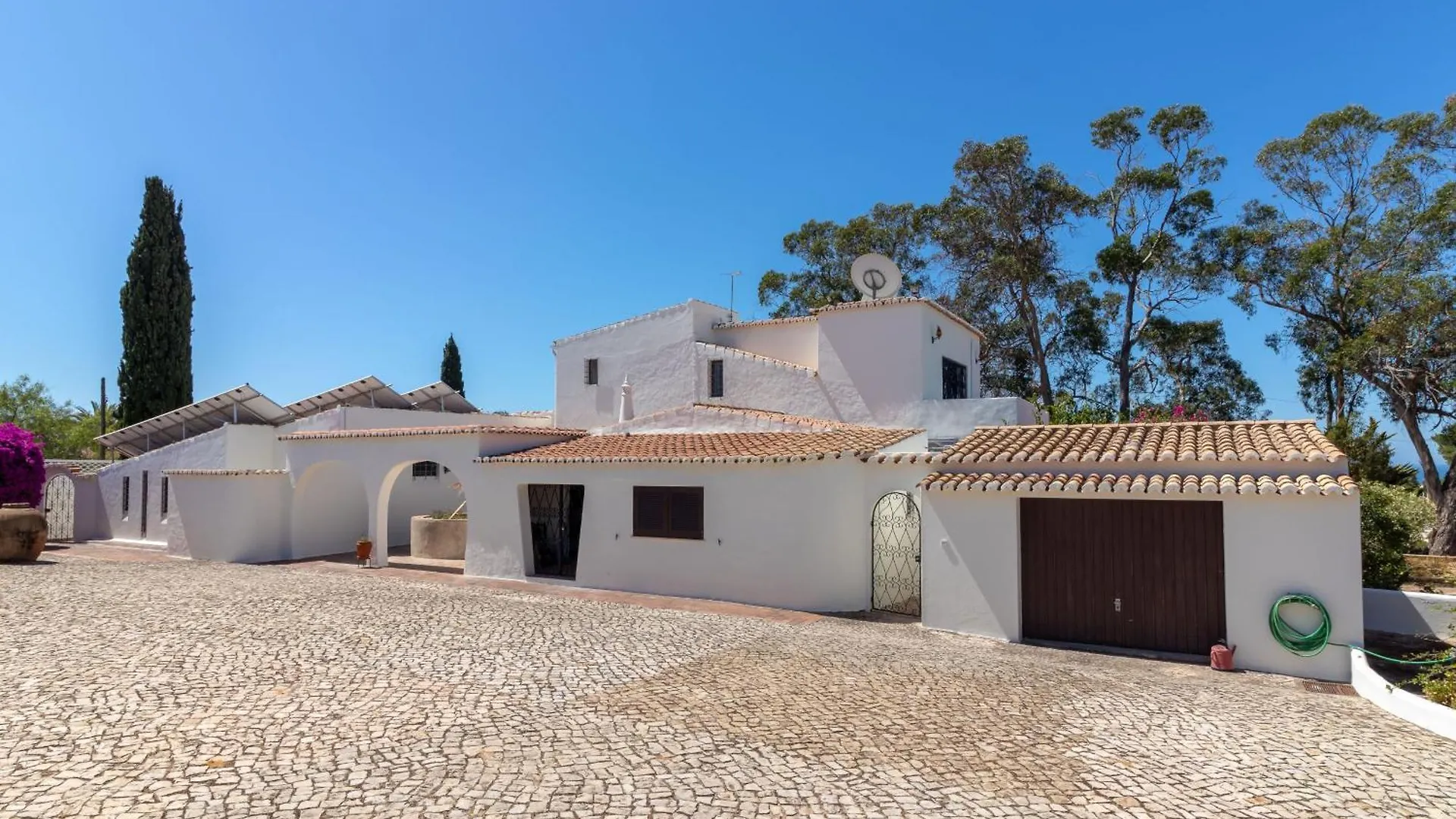 Villa 4 Bed Villa, Pool & Tennis Court In Carvoeiro Carvoeiro  Portugal