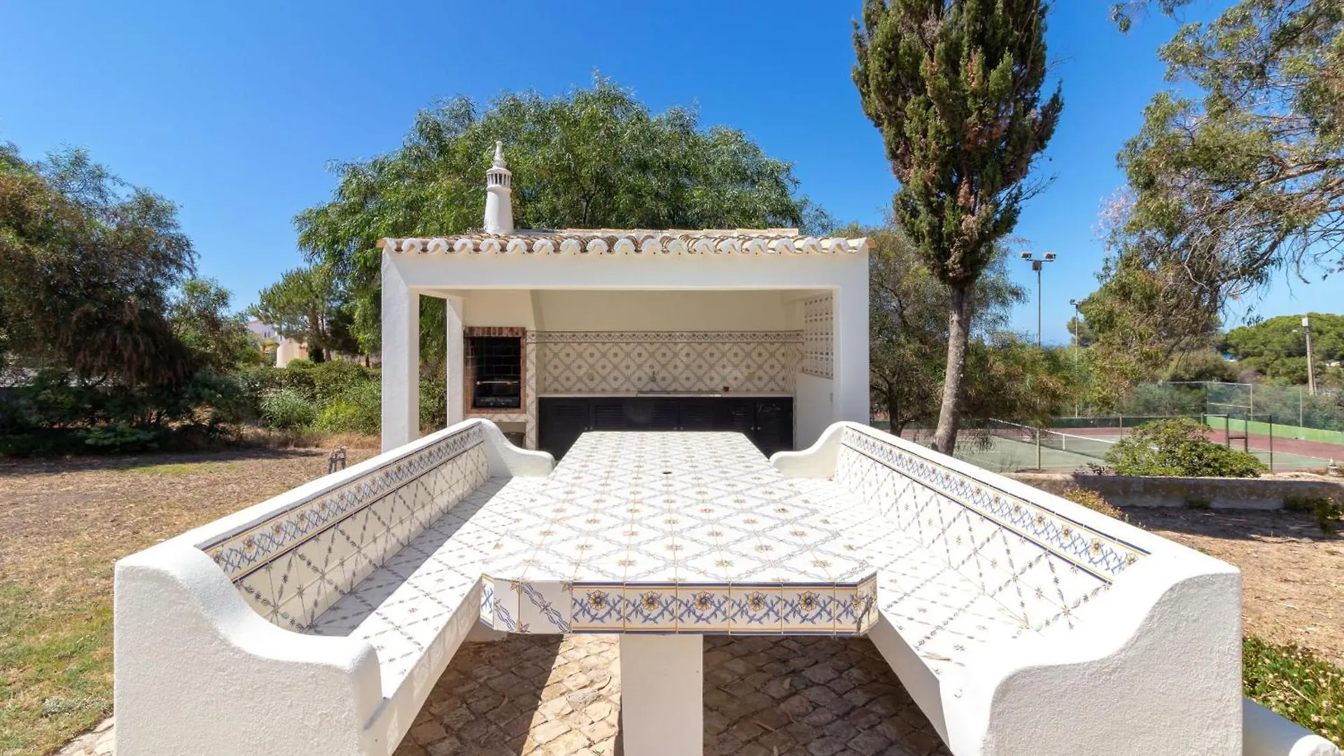 4 Bed Villa, Pool & Tennis Court In Carvoeiro Carvoeiro  Carvoeiro (Lagoa)